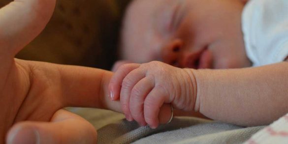pic-baby-holding-finger