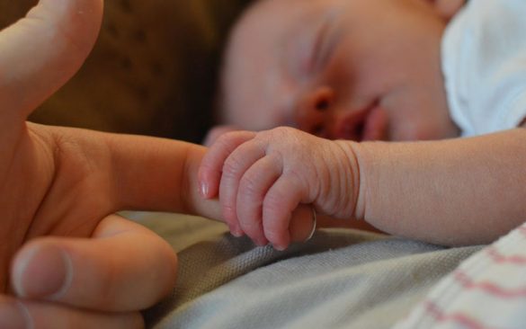 pic-baby-holding-finger